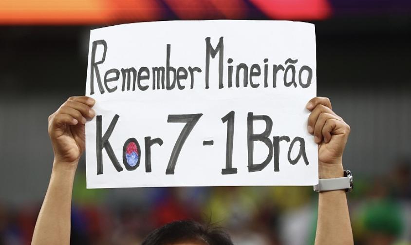 孙兴慜被打视频,孙兴慜三球被吹热刺1-2不敌维拉