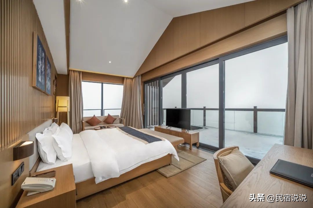 在云雾缭绕的朵花特大桥边隐藏着一家温泉酒店