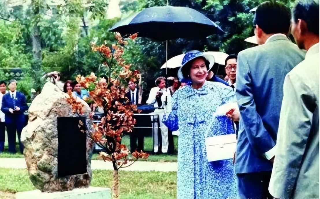 36年前英女王访华，霍英东买了一辆顶配劳斯莱斯招待，用完直接捐