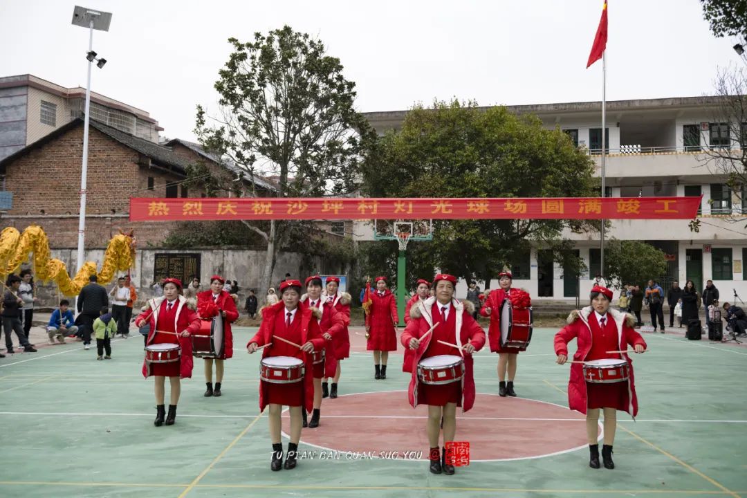 为了打村BA，湖南郴州沙坪村村民自己建了一个灯光篮球场