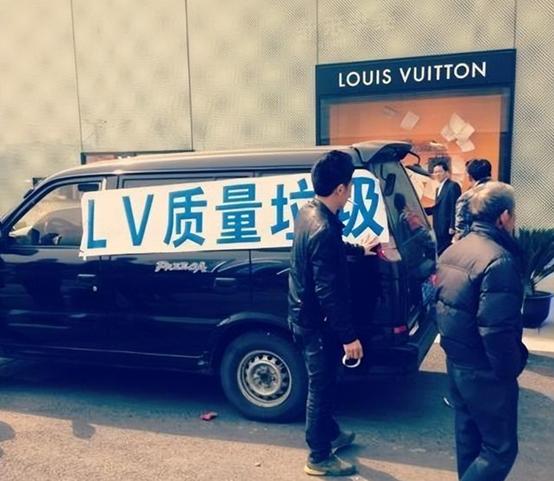 实体店卖假的奢侈品什么后果,专柜买到假奢侈品怎么处理