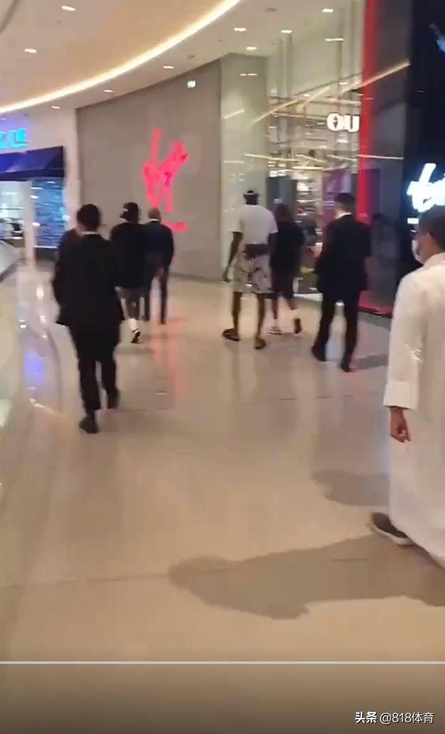 排面!詹皇迪拜度假哈曼丹王储设宴款待,命令数十名保镖护送他购物