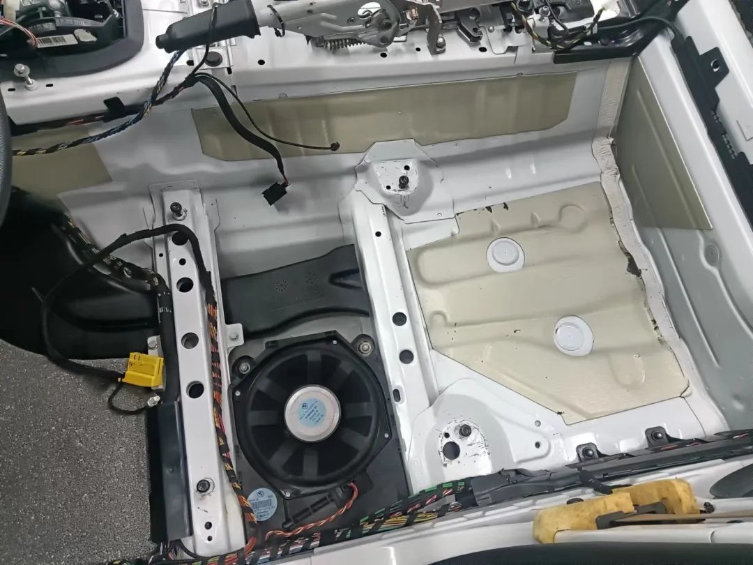 破烂不堪的废旧车变成新车的视频,宝马e90325i