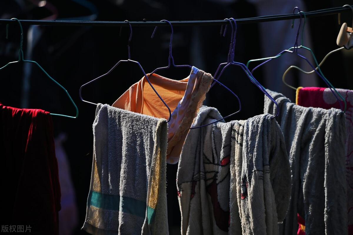 家里不穿的旧衣服如何处理,不能穿旧衣服怎样处理好