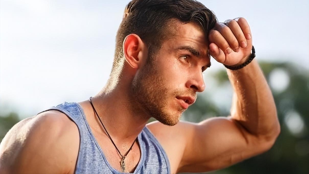 爱出汗和不爱出汗的人哪个更健康,爱出汗和不爱出汗的人都是病吗