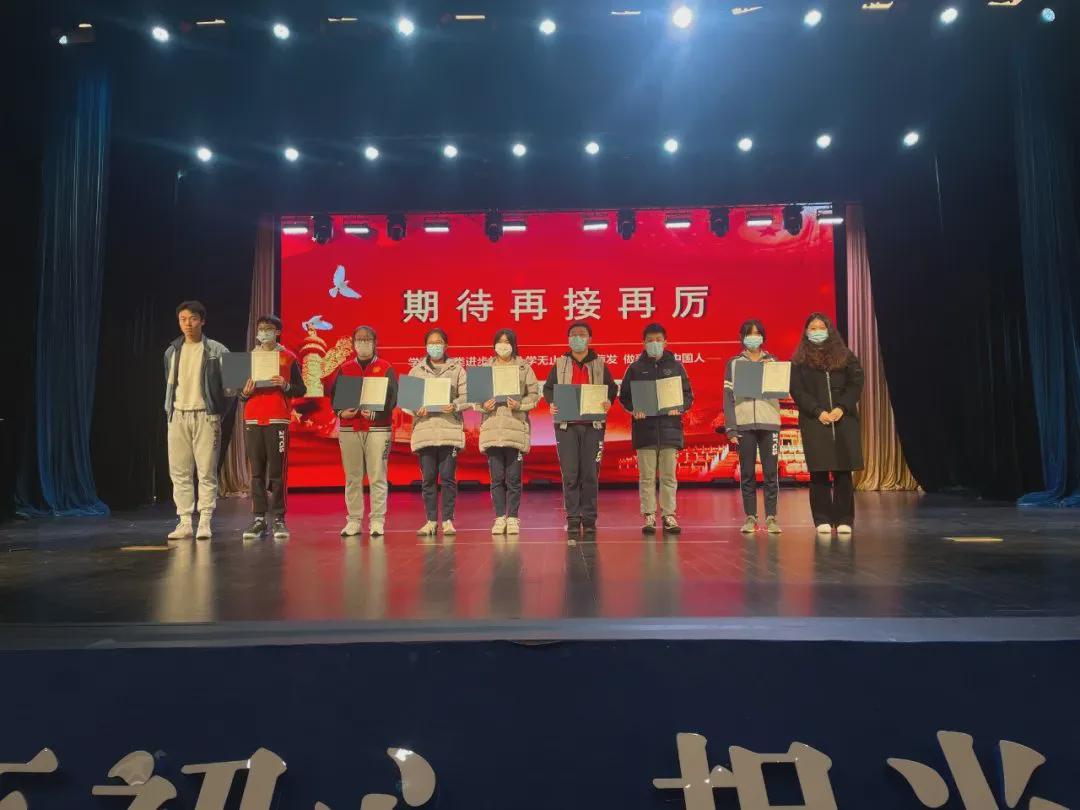 拿奖到手软的学生,拿奖状拿到手软