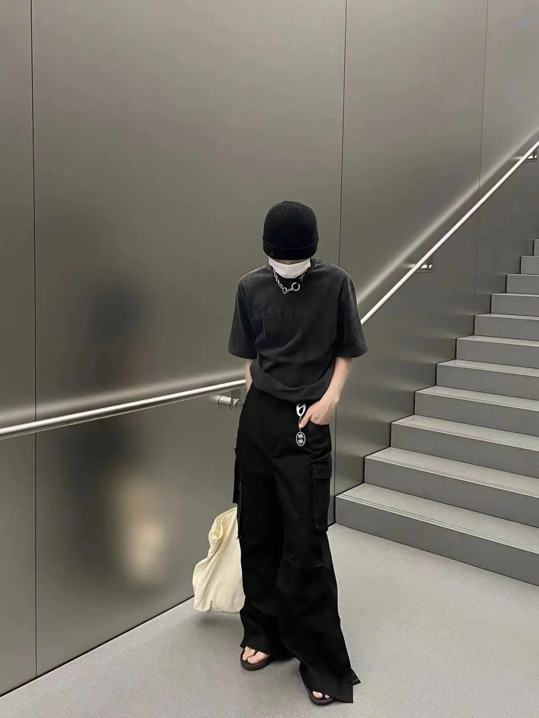 男t恤搭牛仔裤加皮带有哪些穿法,t恤配裤子的时髦穿法