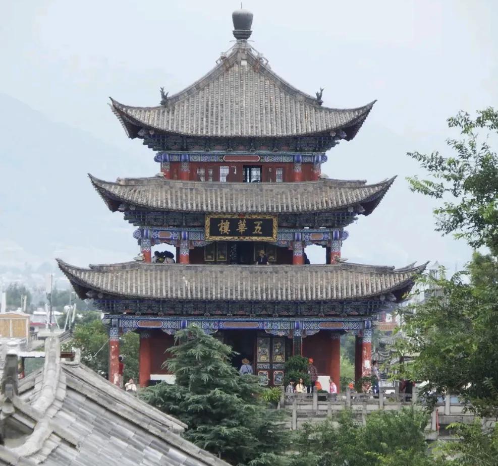 大理好玩还是丽江好玩三月份,丽江古城大理古城旅游攻略