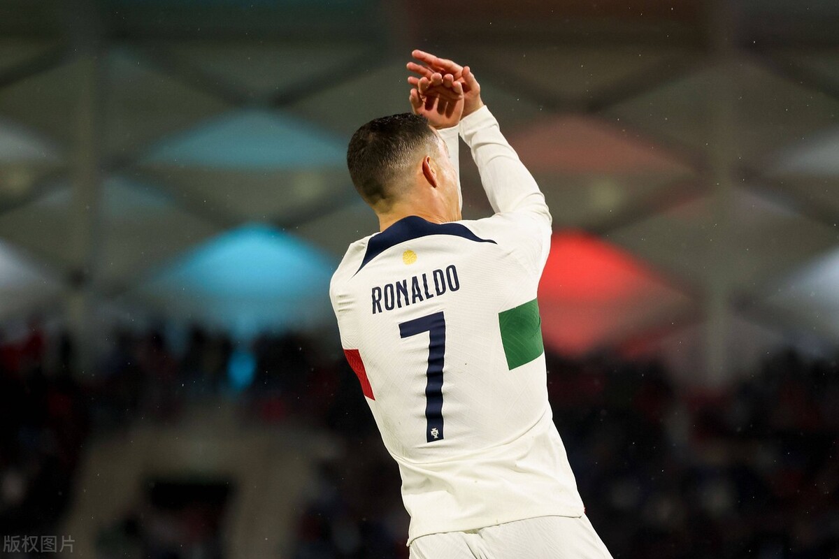 沙特超级联赛进球,利雅得胜利两球取胜c罗看台观战