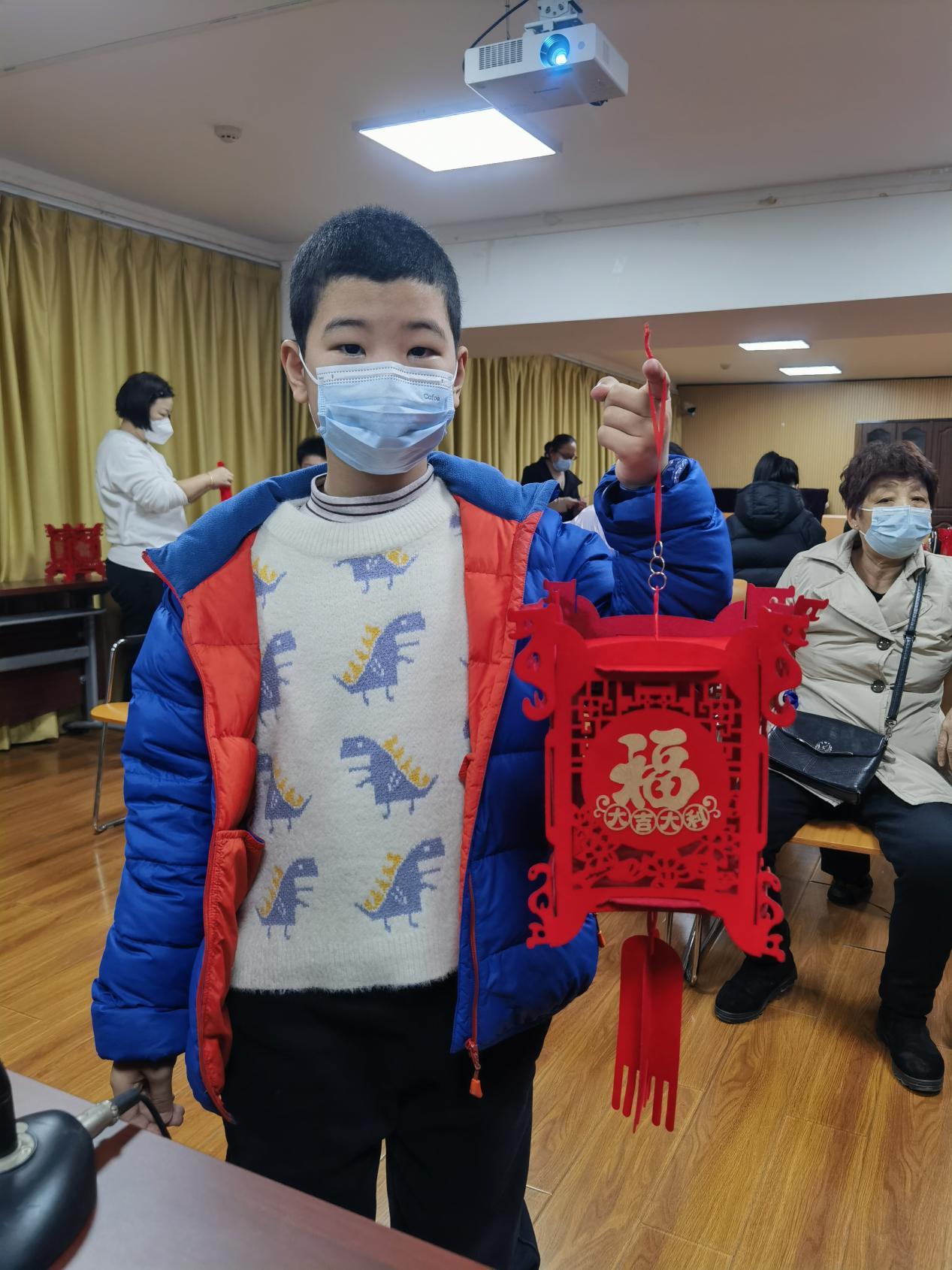 武昌区积玉桥街道融侨华府社区开展“巧手做灯笼,温暖迎新春”手工制作迎新春活动