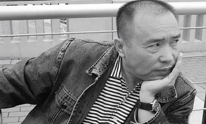 2009年，*昌星赖**之妻曾明娜回国自首前，我们答应了她哪两个条件？