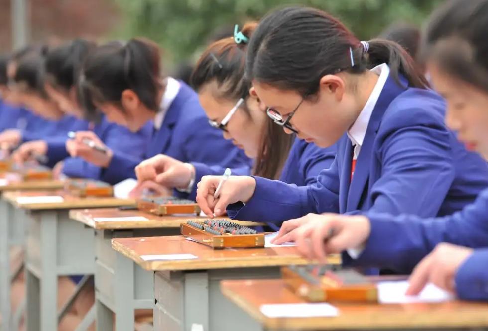 本科女生就业前景比较好的专业,适合女生本科就业前景好的专业