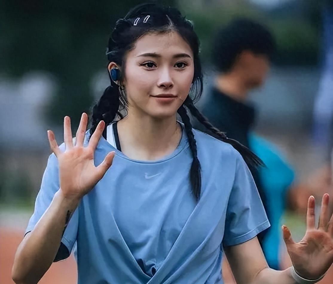 梦幻！足球美女狂飙直播间，神秘男友现身！