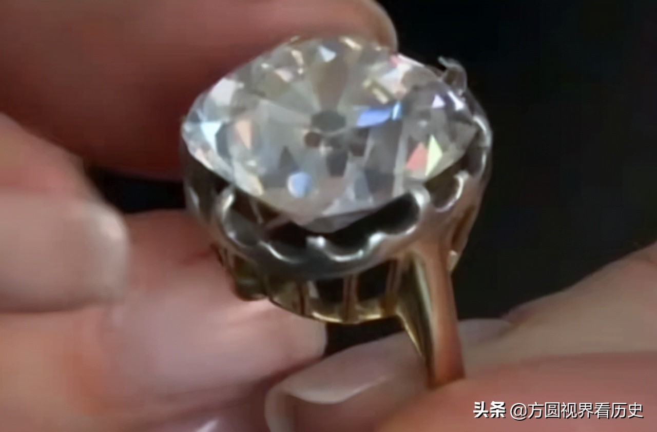 地摊上花10英镑淘了一枚“水晶”戒指,30年过去,卖了65万英镑