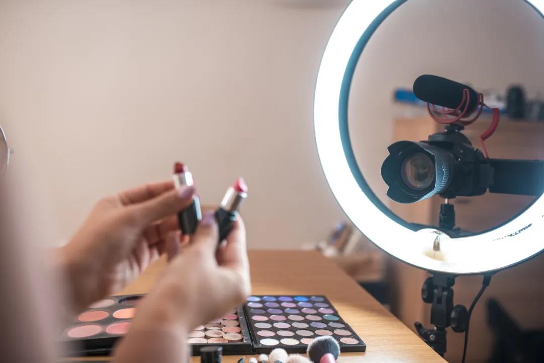 抖音商家店铺直播收益,抖音不带货不直播怎么赚钱