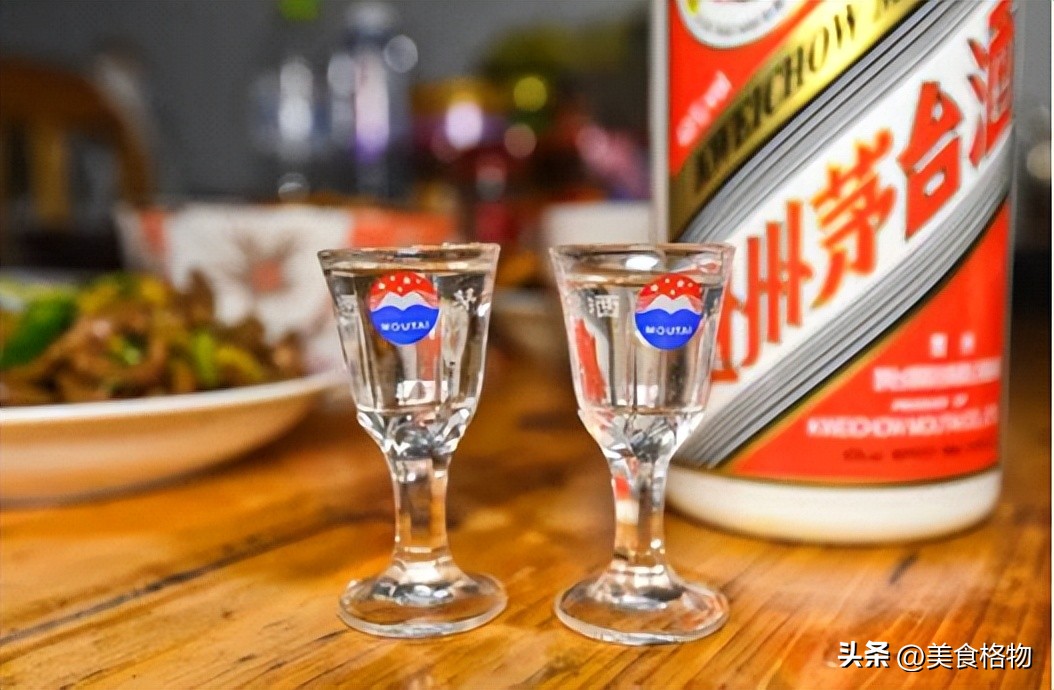 茅台为什么要送小杯子呢,买茅台时送的酒杯是干嘛用的