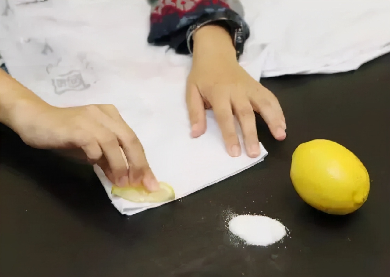 白衣服发黄别着急扔？用这几招，衣服跟新的一样