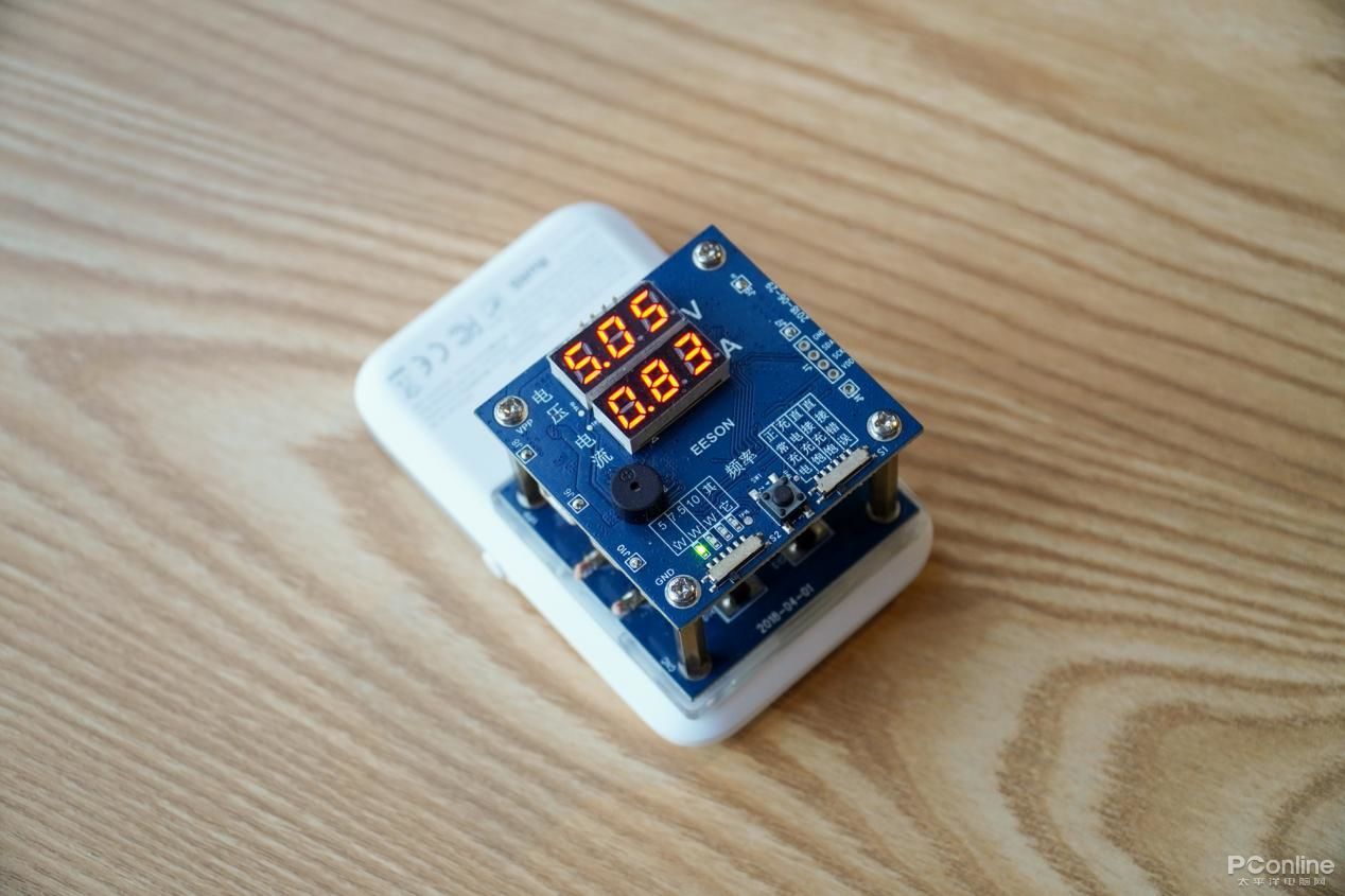 苹果透明探索版无线充电宝评测,网易无线充电宝vs麦多多