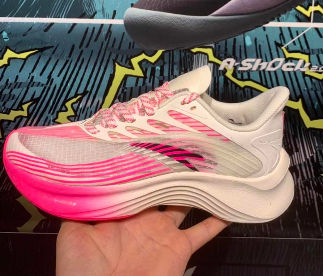 谷爱凌同款跑鞋太帅了，镂空跑鞋科技感强，安踏设计赶超李宁？