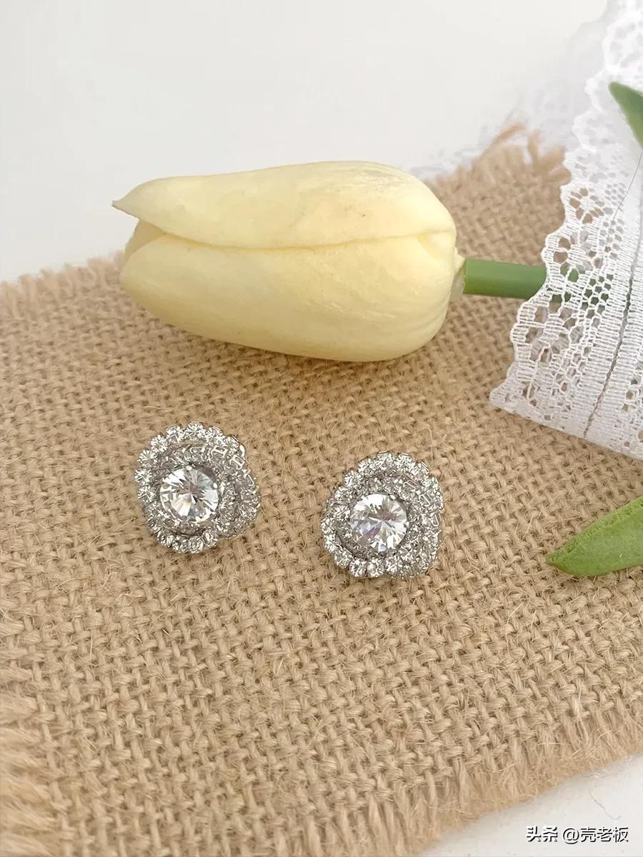 钻石耳钉和珍珠耳钉哪个好看,铂金耳钉和钻石耳钉一样吗