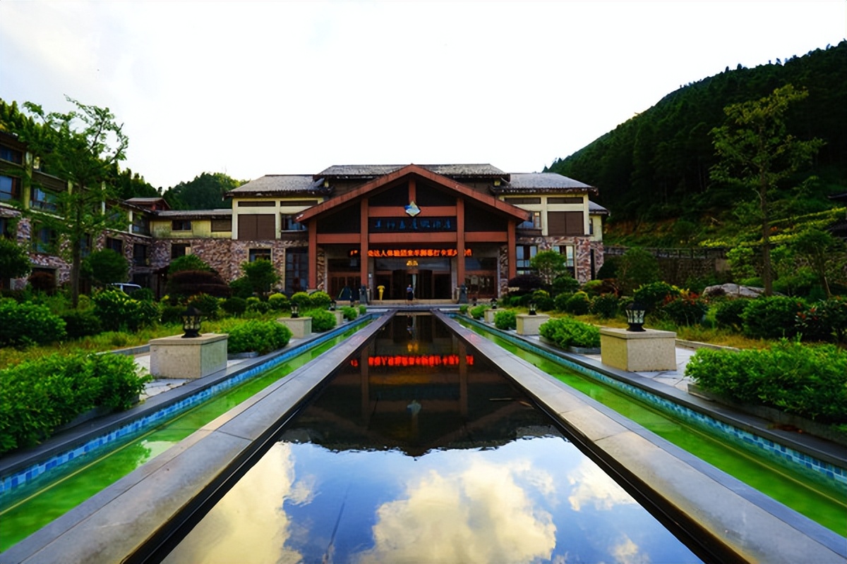 羊狮慕与张家界哪个好,江西明月山和羊狮慕哪个更值得去