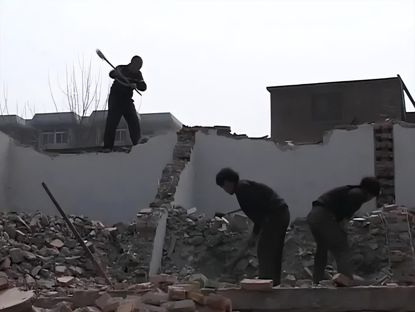 年轻时打工赚钱供孩子上大学,把儿子供上大学