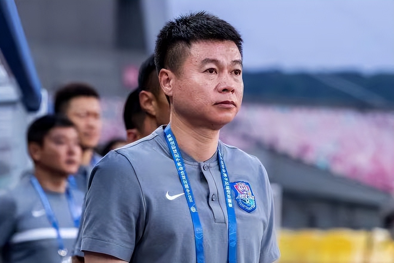 他是足坛“玻璃美人”，与前妻遗憾分开，后娶小13岁演员再获幸福