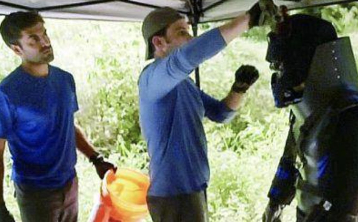 被蛇吞下是什么感觉？科学家身穿盔甲以身试验，心率直接飙升180