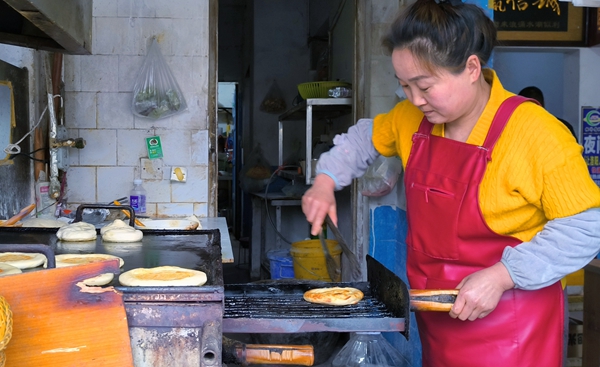 急救女子人工呼吸胸外按压,女医生胸外按压救人