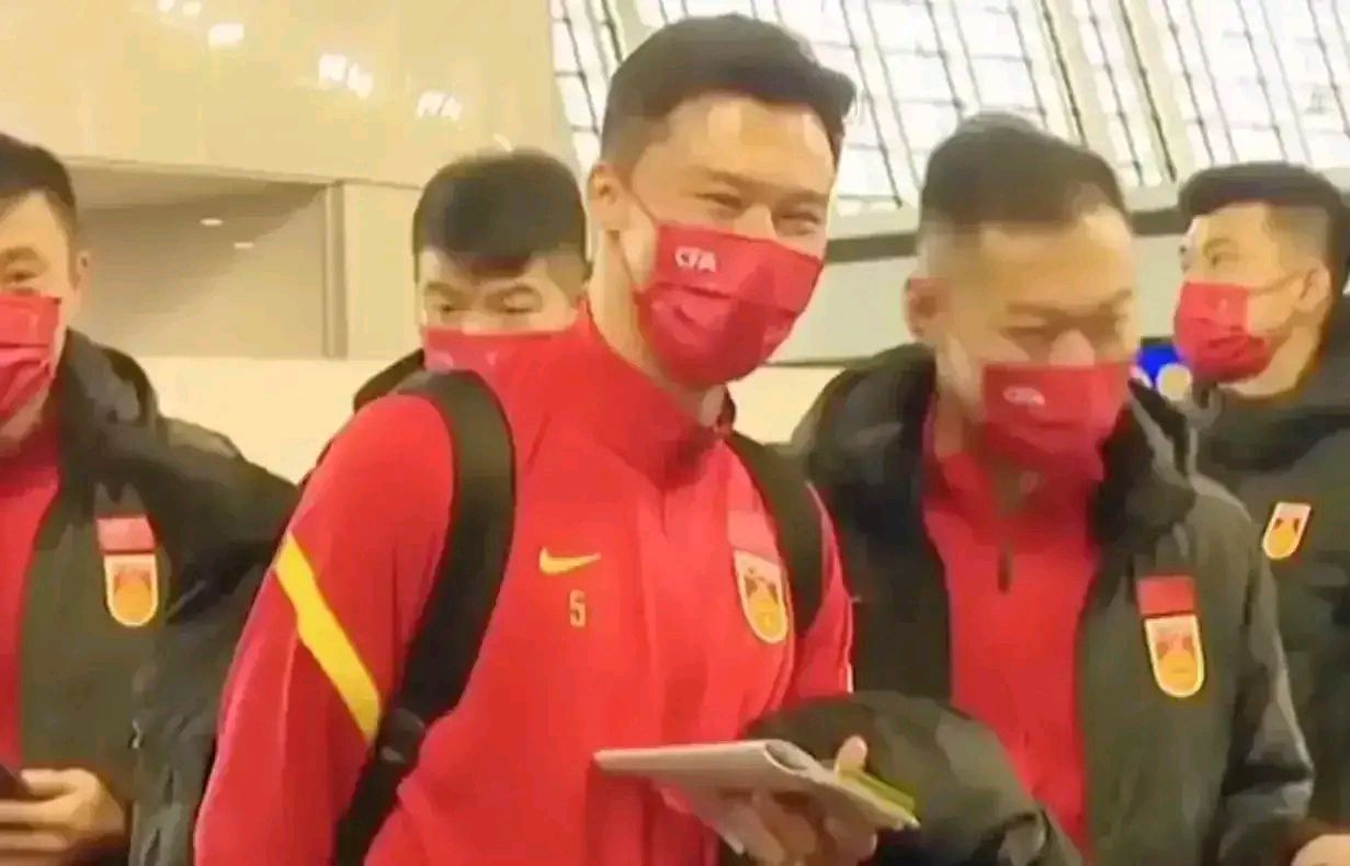 新闻报道中国足球输越南引争议,官媒谈国足输越南