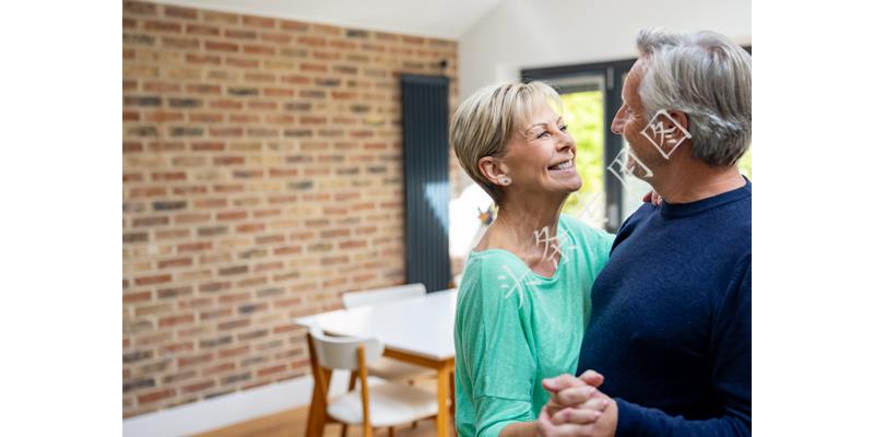 亲爸后妈打孩子被后爸亲妈救走,亲爸后妈把孩子给打了