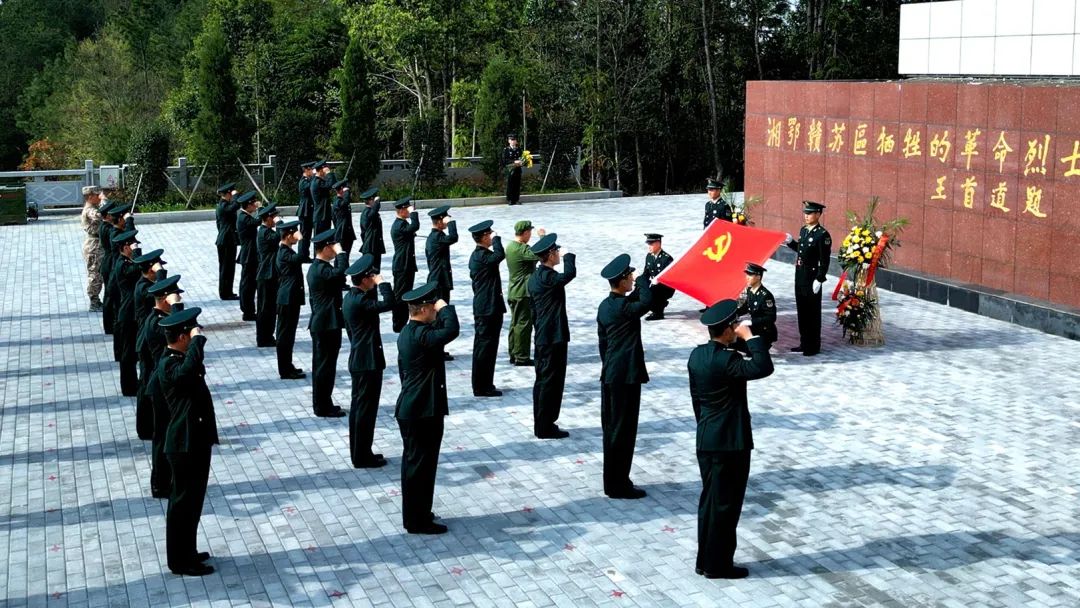 解放军清明缅怀红军先烈活动,清明祭奠革命先烈解放军鸣枪