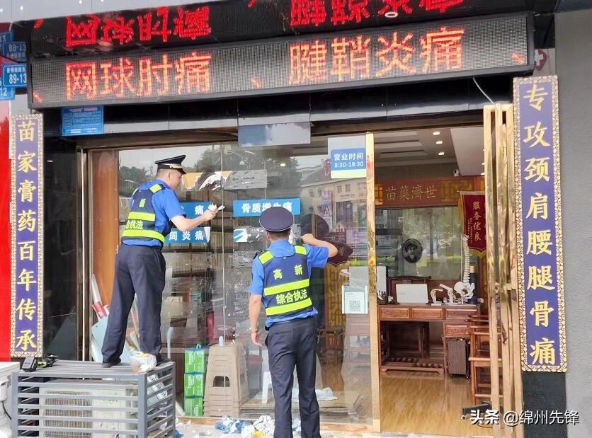 重拳整治牛皮癣我们一直在行动,干群齐心协力整治人居环境