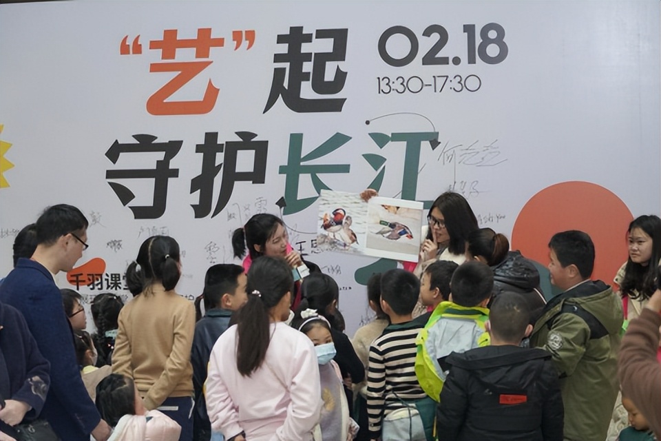 “艺”起守护长江艺术涂鸦为山区老人送去爱的礼物