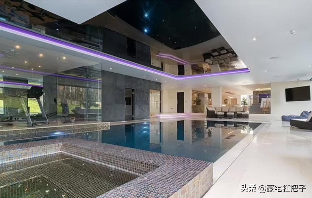 C罗9套豪宅曝光，女友花半小时才走到客厅，车库有超20辆顶级跑车