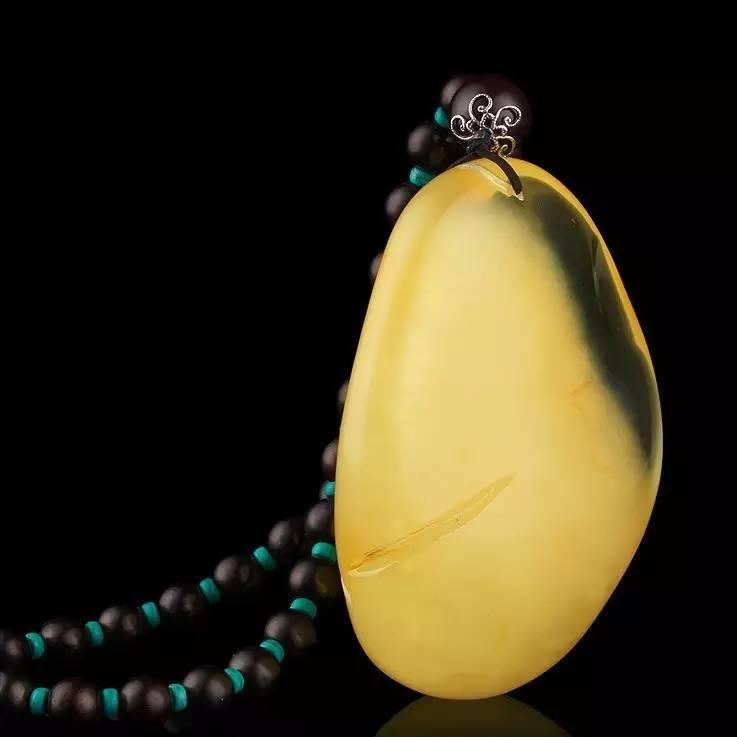 琥珀里有黑点是瑕疵吗,琥珀的瑕疵可以盘掉吗