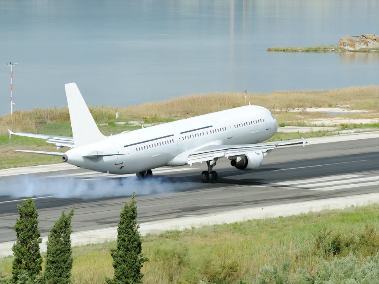 飞机降落速度那么快是如何减速的,飞机为什么能准确降落在跑道