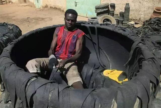 非洲穷小子“变废为宝”创业致富！把轮胎做成鞋，15元一双成爆款