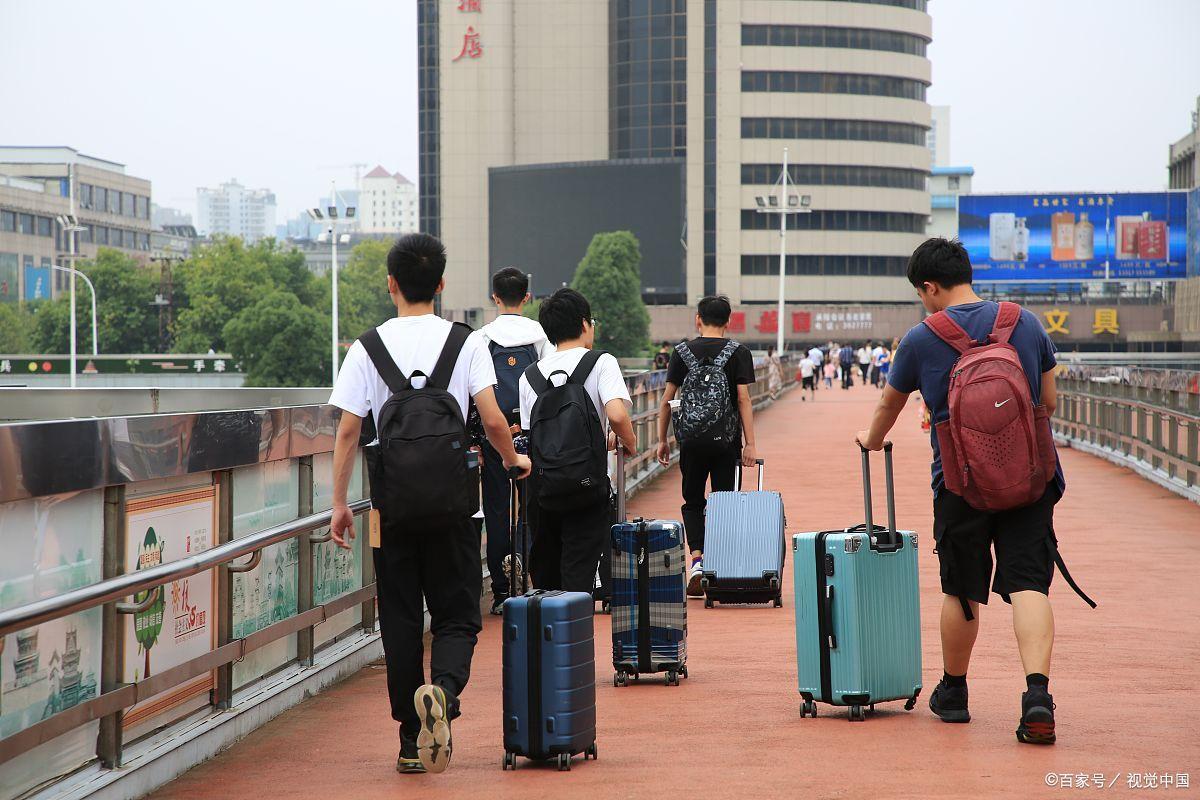 毕业生离校生活用品堆积成山，学弟学妹宿舍“寻宝”，网友：浪费