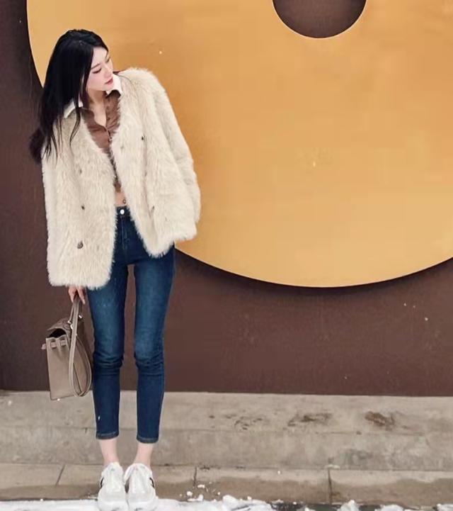 范志毅女儿看奶奶穿黄色羽绒服,范志毅女儿晒照