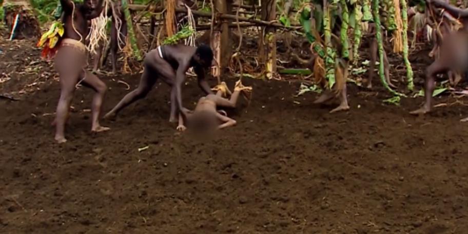 古老部落徒手捕鲨鱼,土著人原始部落捕猎鲨鱼