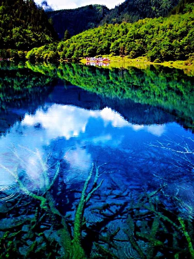 碧水逶迤湖色映九寨，银河泻影山水傲溟渤美篇制作：刘嘉国