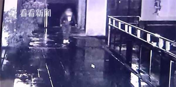 男子与女友酒店开房被*窥偷**在墙壁上发现一个洞