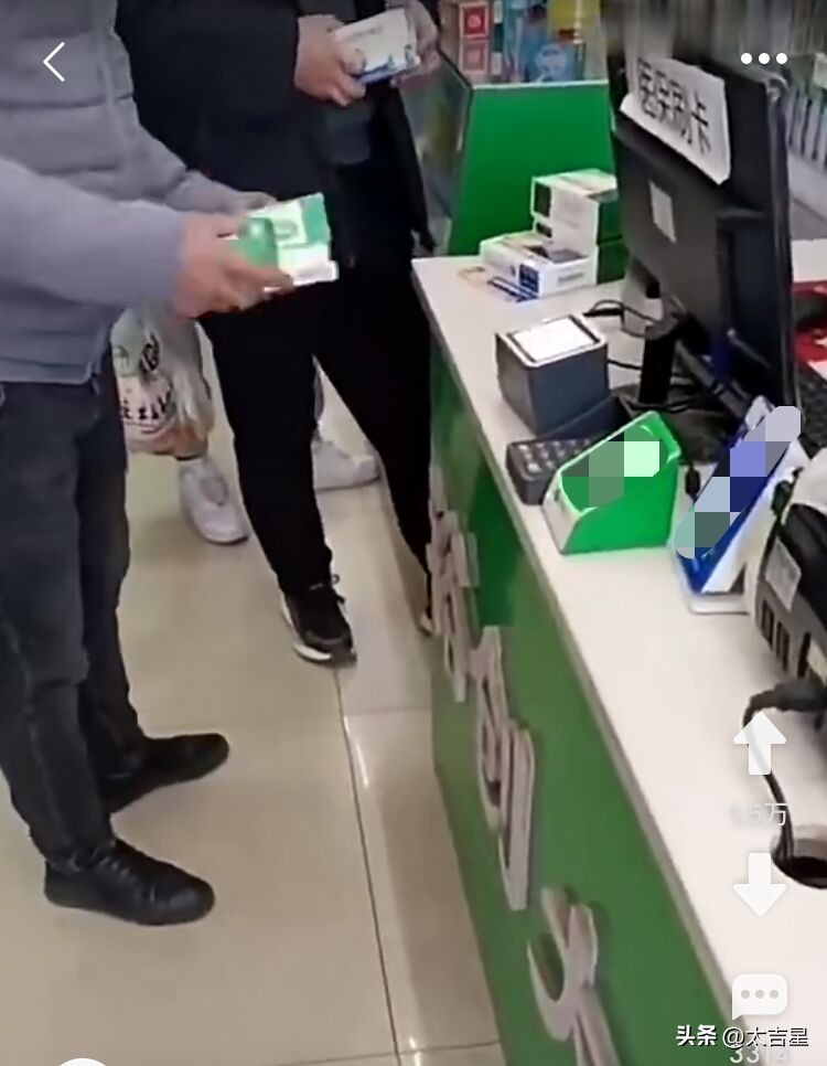 市民排长队在药厂买布洛芬，网友：合情理，但不合规定