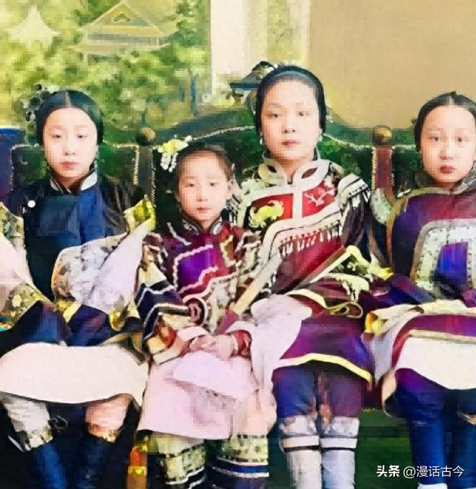 卑鄙龌龊老照片：*楼青**女子妖娆多姿，妇女露胸喂奶被孩子撕扯衣服