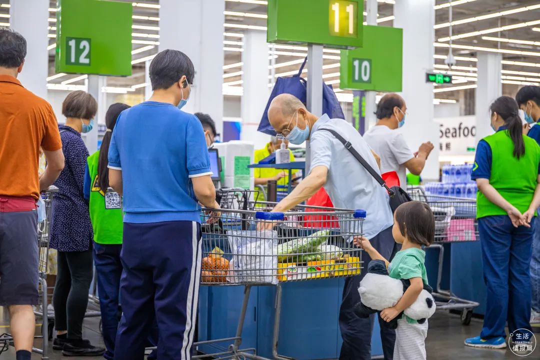 00后在深圳当推销员：“我的青春180元/天”