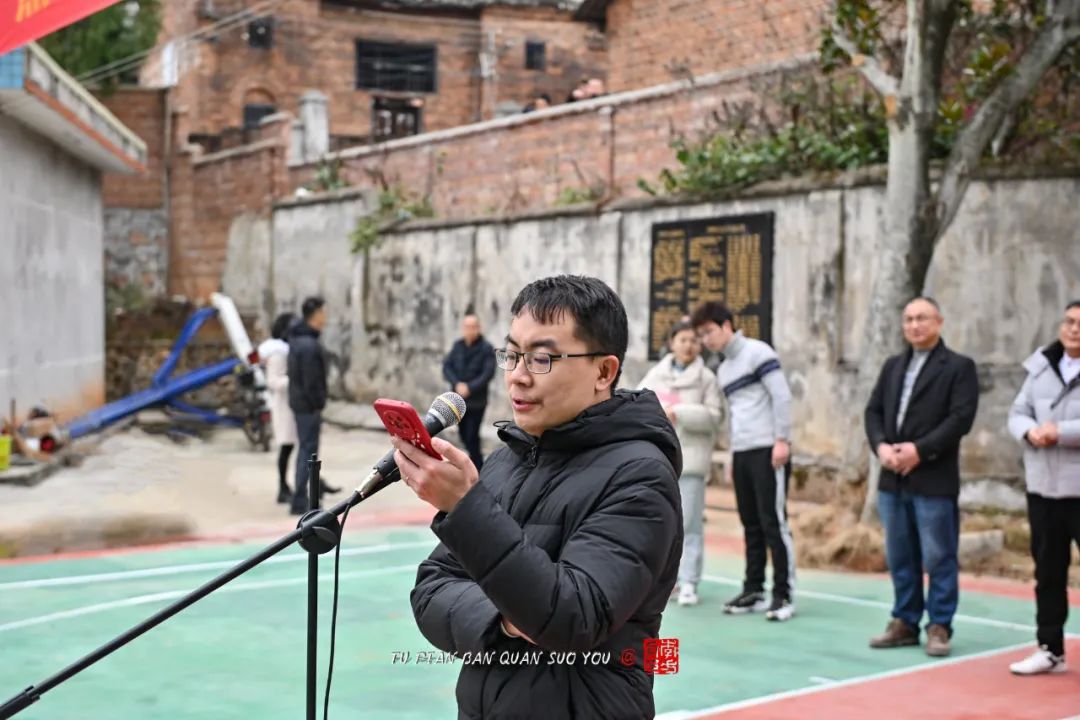 为了打村BA，湖南郴州沙坪村村民自己建了一个灯光篮球场