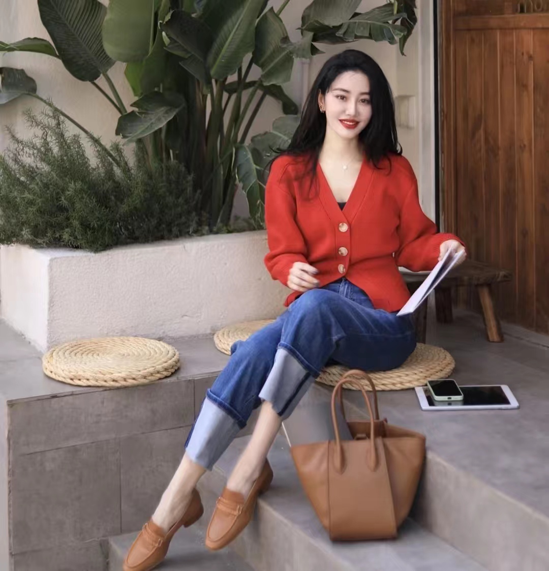 法式蝴蝶结上衣红色,红色搭配深杏色好看吗