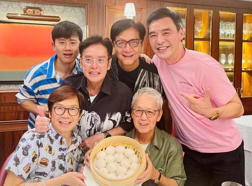 张杰谢娜一家人演唱会,谢娜穿银色外衣私下和张杰聚会