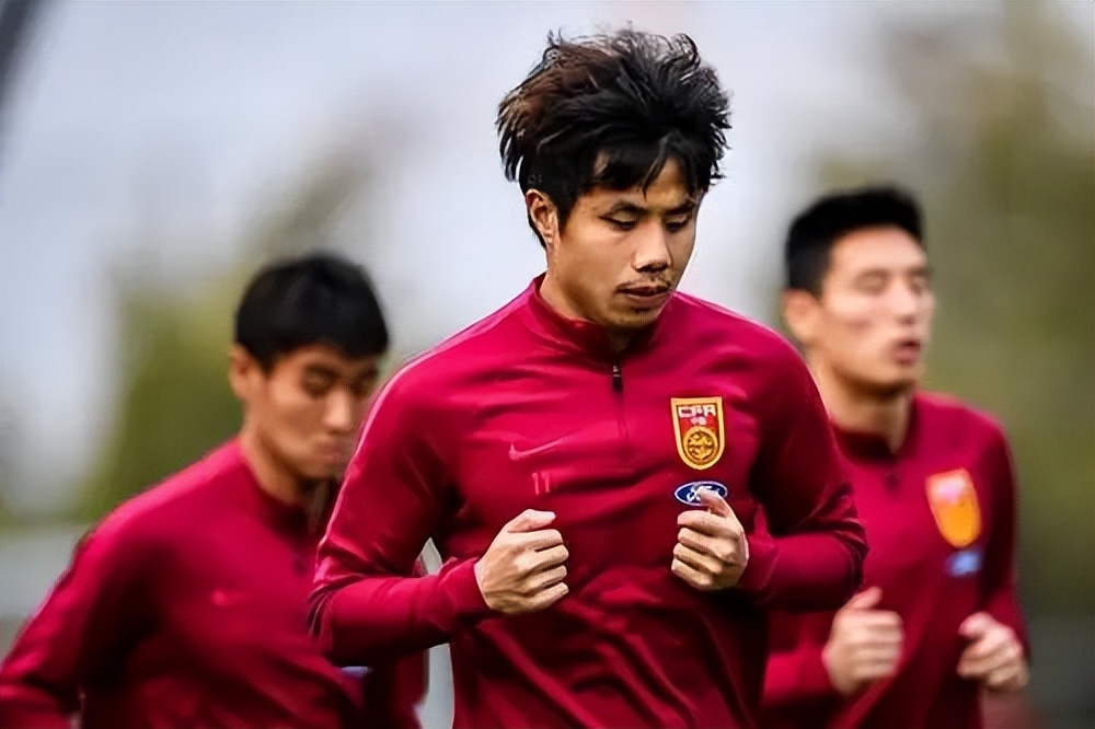 国足队长变成废材？整天赋闲在家球迷：体能不行了，只能踢30分钟